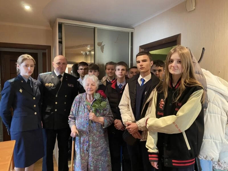 Спасибо за мирное небо! Прокурор Ленинского района со школьниками поздравили ветерана