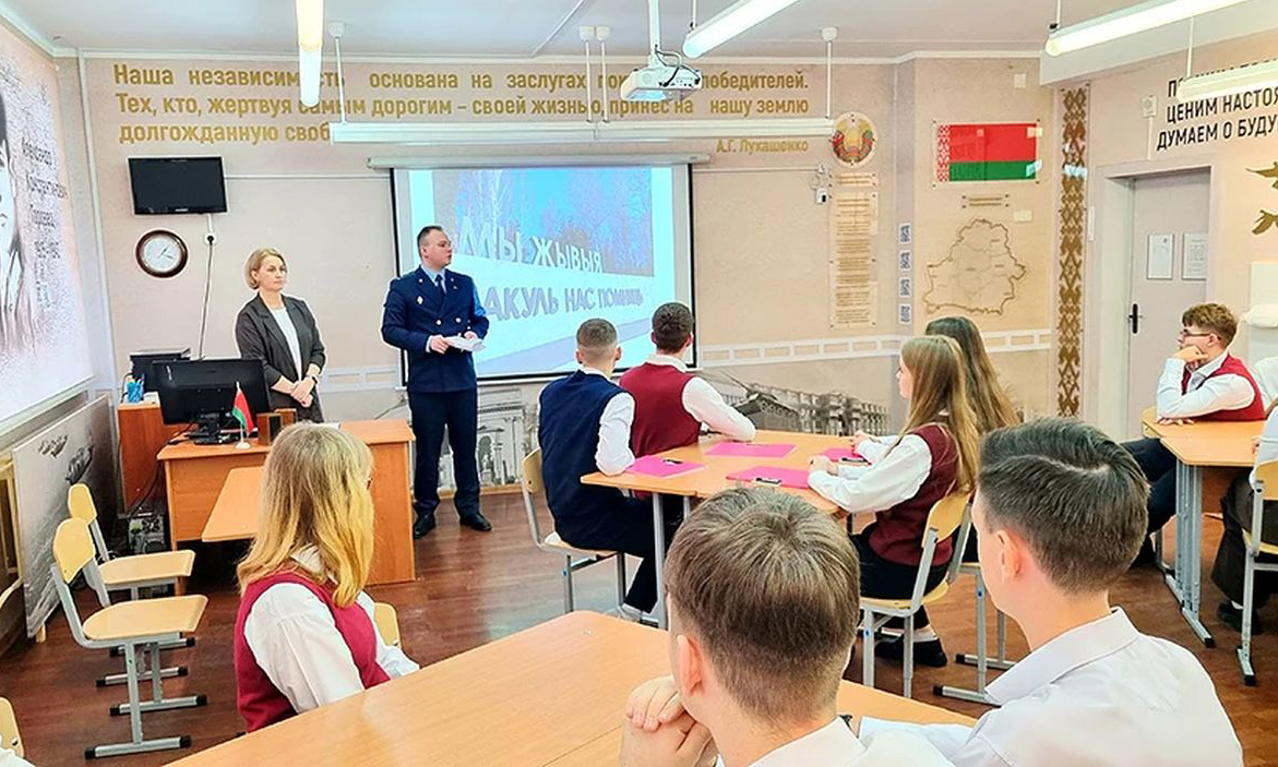 «Мы живем, пока помним». Прокурорский работник посетил уроки Памяти в школах