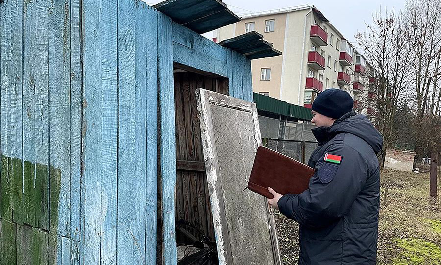 Работники прокуратуры и спасатели проверили состояние заброшенных зданий в Ленинском