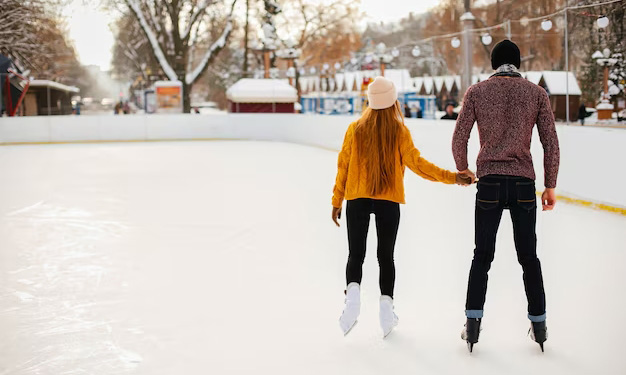 Ледовые площадки Ленинского района ждут жителей для активного отдыха!