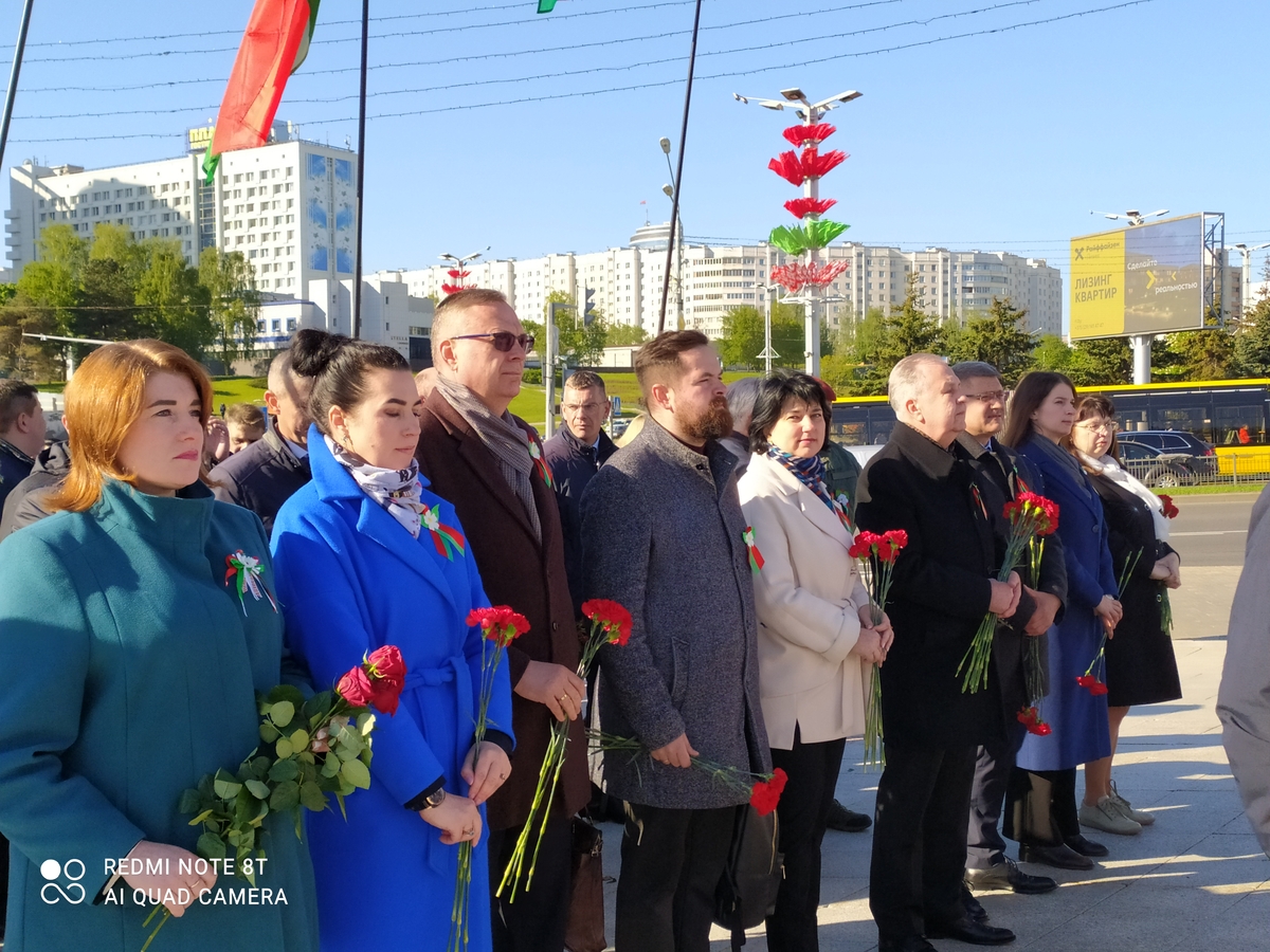 Торжественная церемония возложения цветов к стеле «Минск — город-герой»