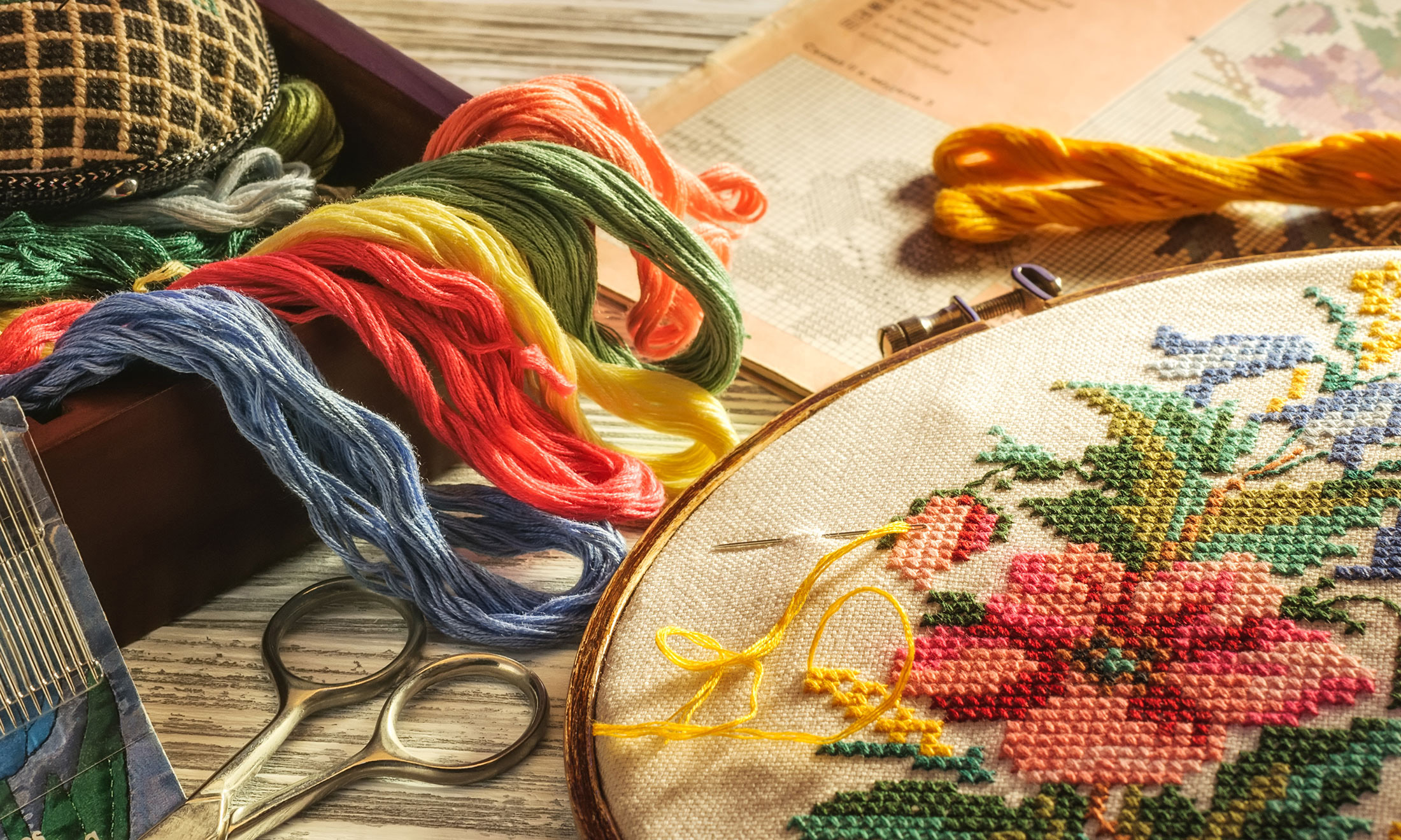 «Творчество без возраста»: ветераны Ленинского района представят работы о мире и Победе