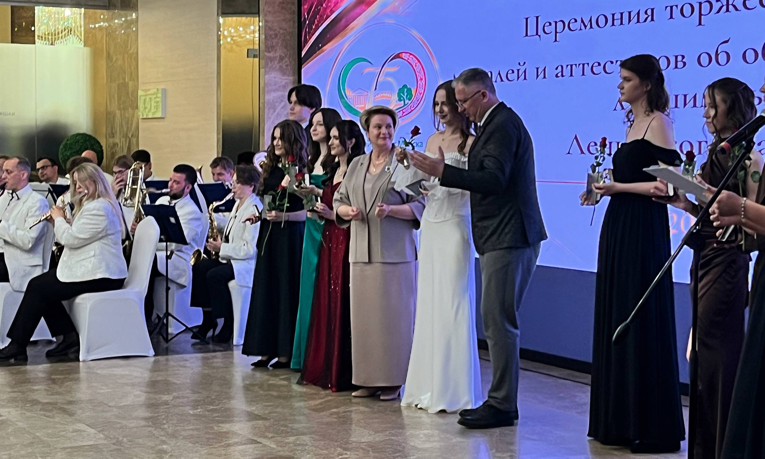 В Президент-отеле прошло торжественное вручение золотых и серебряных медалей выпускникам Ленинского района 2026 года