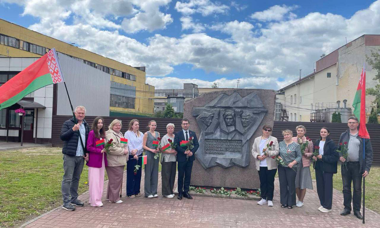 Народное возложение цветов к памятным знакам