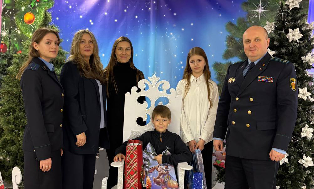 Прокурор Ленинского района г.Минска поздравил многодетную семью с наступающим праздником