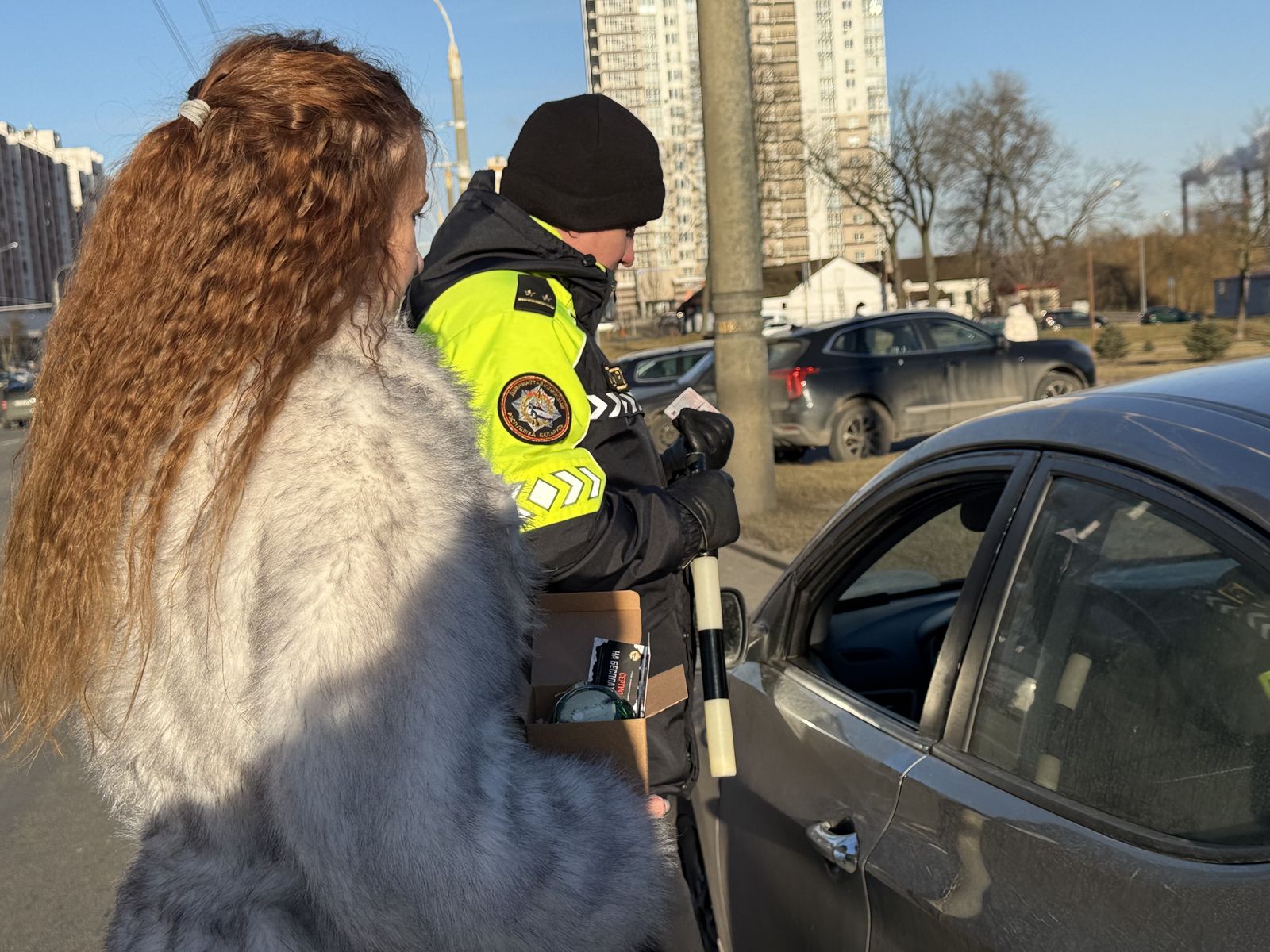 Сотрудники ГАИ и представители БРСМ поздравляют участников дорожного движения с новогодними праздниками